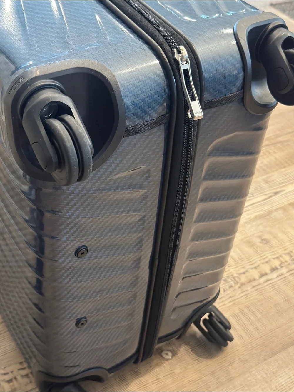 Tumi Large Expandable Checked Glossy Navy Hard-Shell Spinner Luggage suitcase